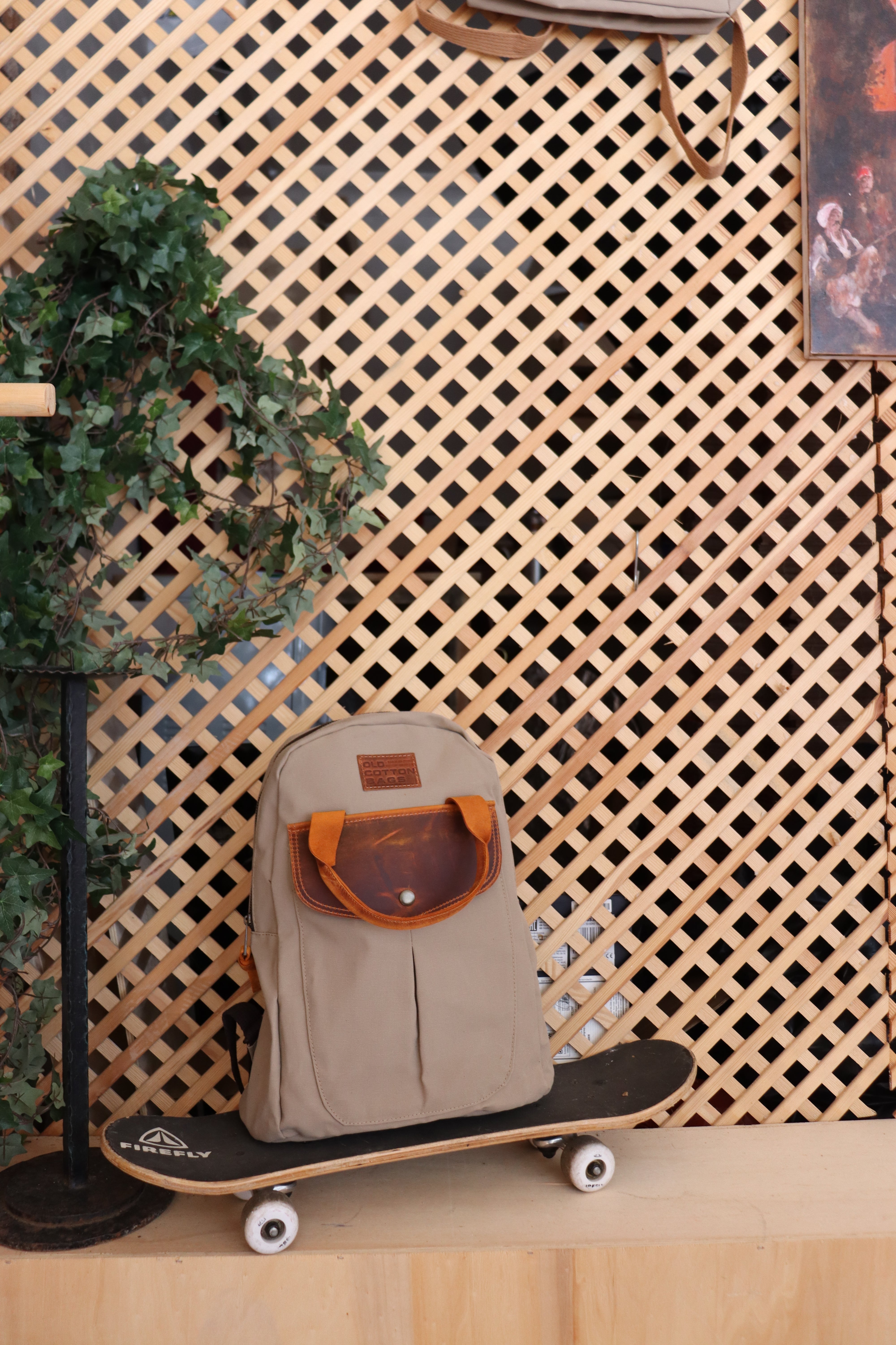 Bej Deri Kapaklı Kanvas Sırt Çantası – Minimal Retro