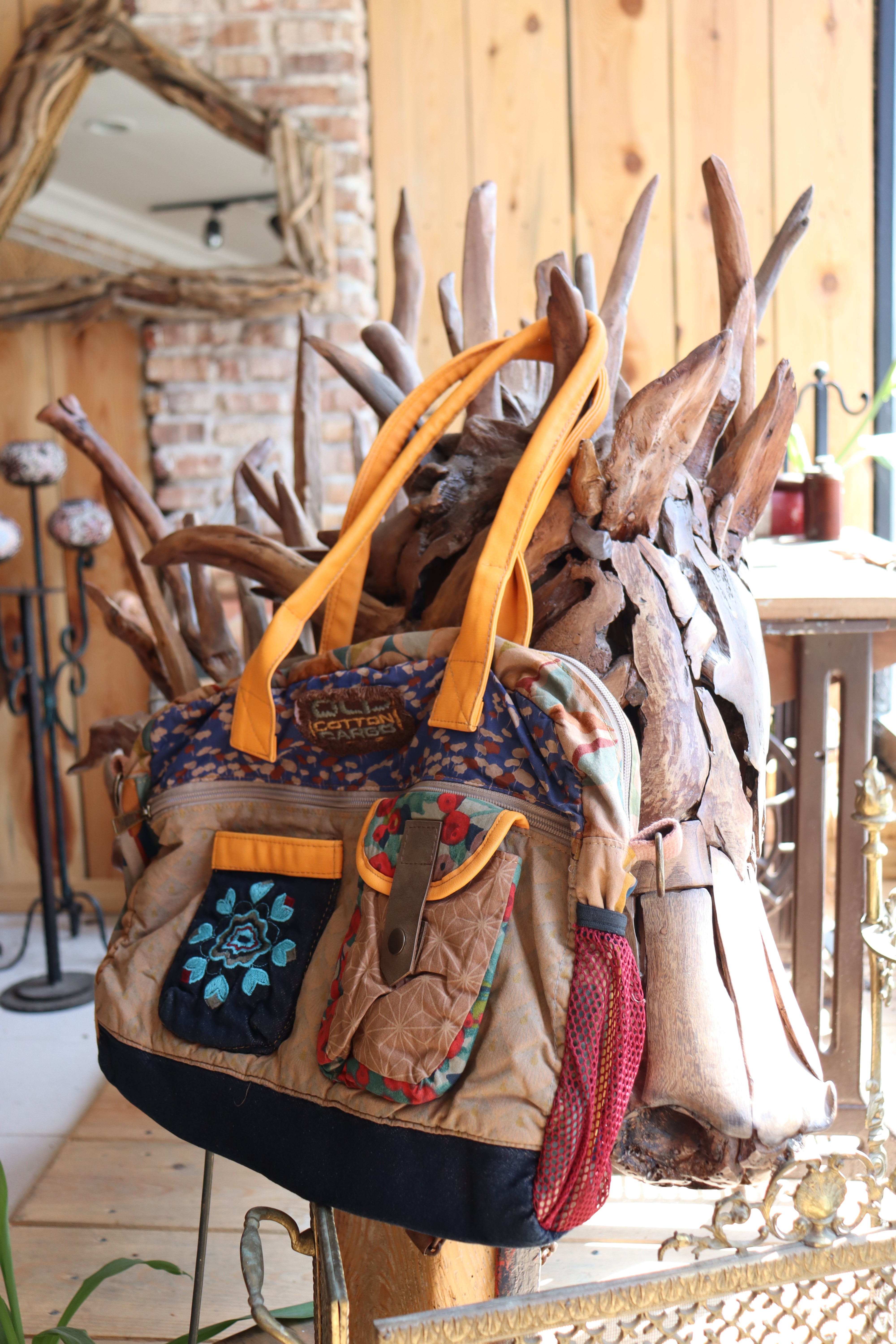 Renkli Patchwork Omuz Çantası – Çiçek Desenli & El İşi Detaylı